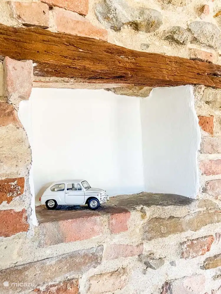 Ein kleiner Fiat 500 als Wahrzeichen Italiens. Man sieht diese Autos in ganz Italien und sie sind wunderschön!