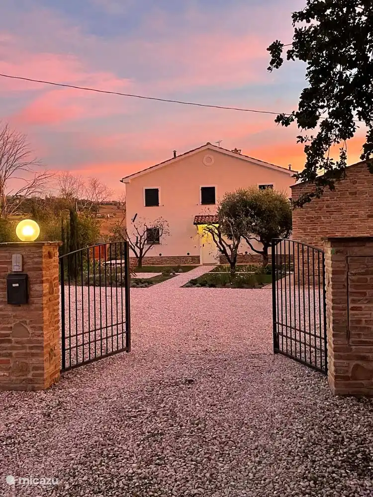 Vorderansicht Casa Sette Cipressi mit Eingangstor