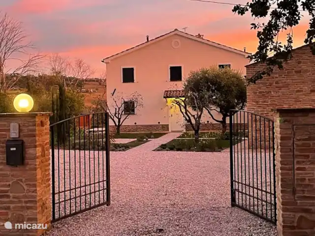 CASA 6 pers. - Casa Sette Cipressi | Italie, Marche, Serra de’ Conti  - maison de vacances Vue de face Casa Sette Cipressi avec portail d’entrée