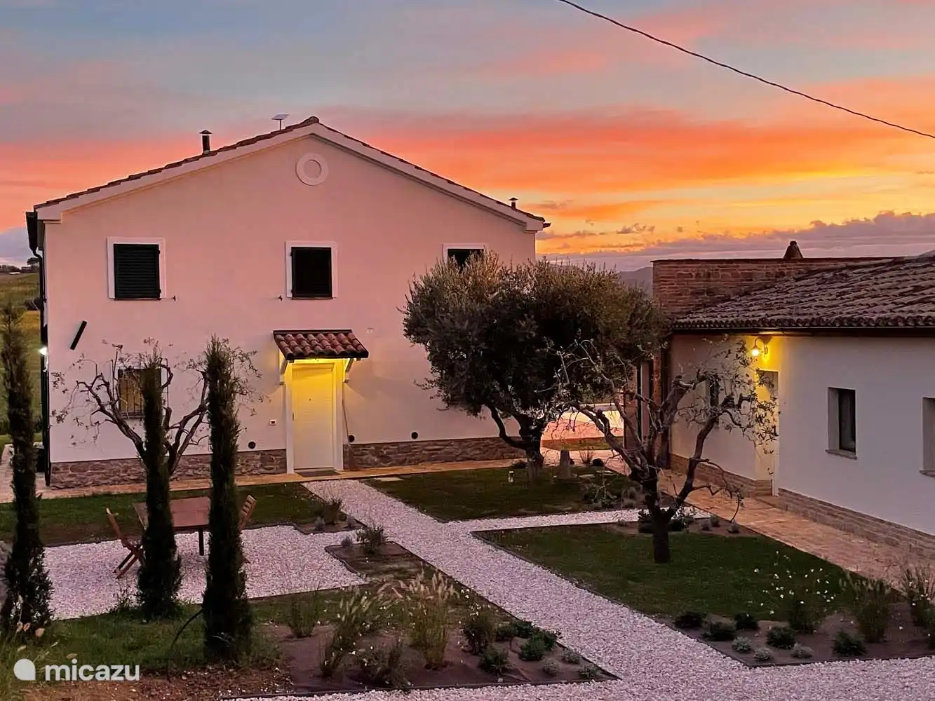 Die Casa und die Cassetta (links) bei Sonnenuntergang