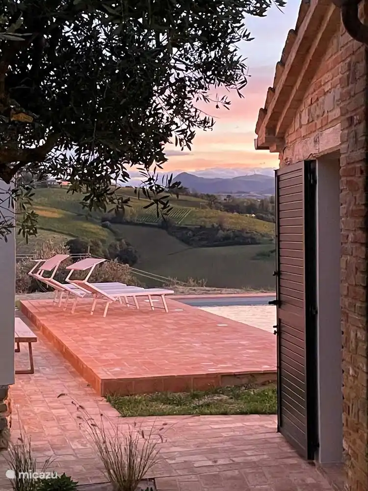 Die untergehende Sonne färbt das Ganze rot