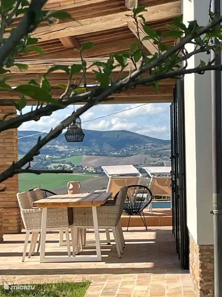 Genießen Sie von der schattigen Veranda mit Esstisch und feinen Stühlen aus können Sie den Sonnenuntergang beobachten. 