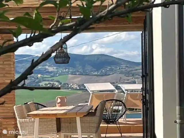 CASA 6 pers. - Casa Sette Cipressi | Italie, Marche, Serra de’ Conti  - maison de vacances Profitez de la véranda ombragée avec table à manger et chaises fines, vous pouvez regarder le soleil se coucher.