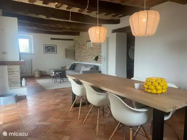 CASA 6 pers. - Casa Sette Cipressi | Italie, Marche, Serra de’ Conti  - maison de vacances La chambre dispose d’un canapé spacieux avec chaise longue, d’un fauteuil et d’une table à manger pour 6 personnes. Un poêle à bois pour l’hiver complète le tableau.