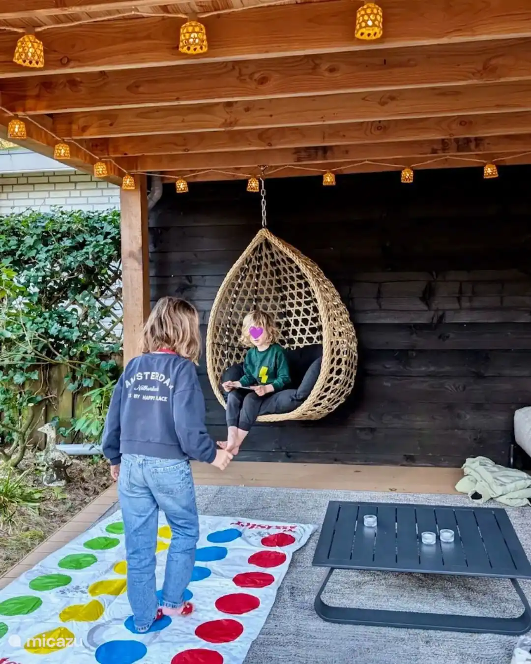 Spielen unter der Veranda im Garten!