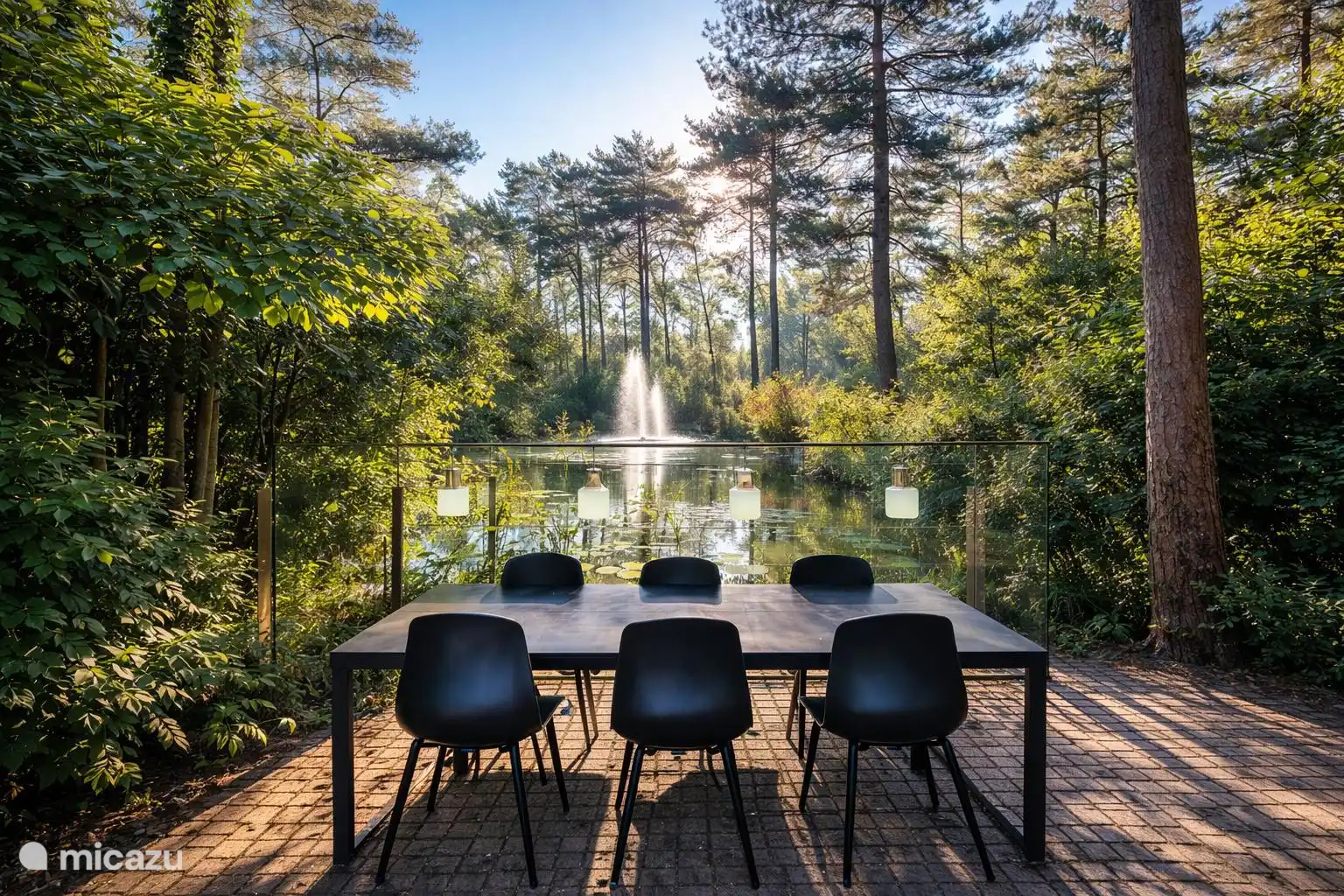 Außentisch am Teich mit Brunnen