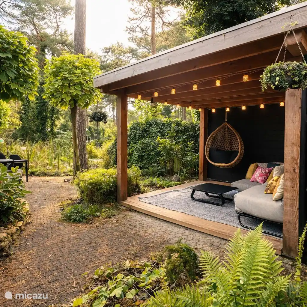 Überdachte Urgila mit Blick auf den Teich