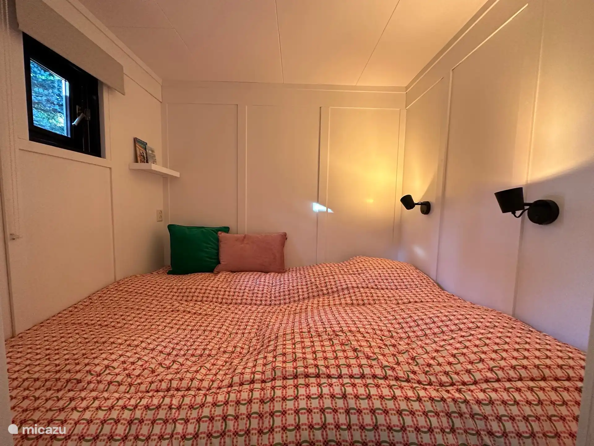 Sehr gemütliches großes Boxbett von 2x2 Metern, in dem Sie romantisch zu zweit schlafen können, aber auch super Spaß für die Kinder! 