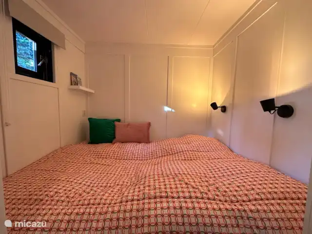 StayatSas Tiny House Pippa huren in Nederland, Gelderland, Doornspijk - chalet Hele gezellige grote bedstee van 2x2 meter waar je romantisch met z'n twee kan slapen maar ook superleuk voor de kids!