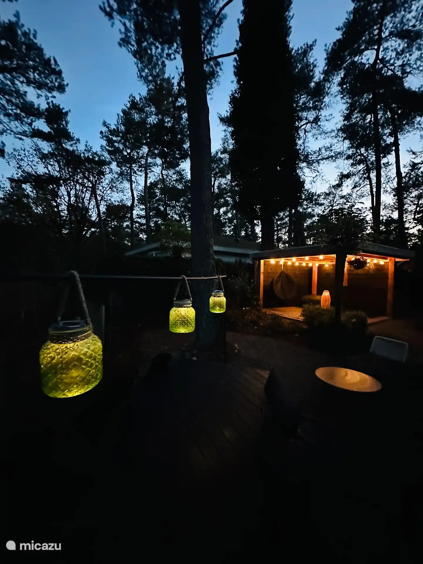 Abends werden die Solarlampen am Teich eingeschaltet