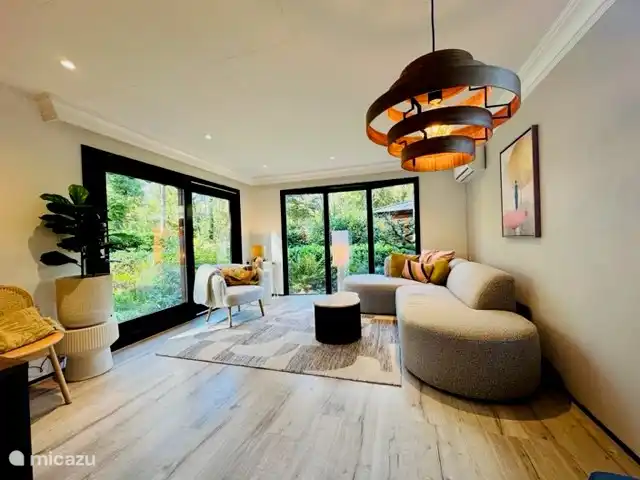 StayatSas Tiny House Pippa huren in Nederland, Gelderland, Doornspijk - chalet grote woonkamer met aangrenzende open keuken