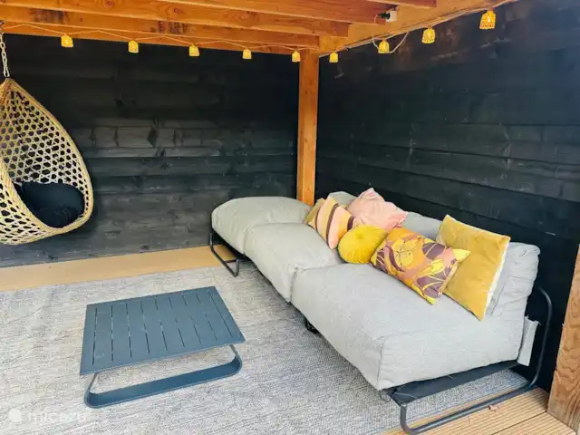 StayatSas Tiny House Pippa huren in Nederland, Gelderland, Doornspijk - chalet grote overdekte pergola met loungebank