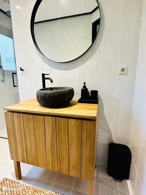 Das Badezimmer wurde ebenfalls komplett renoviert und verfügt über eine Regendusche