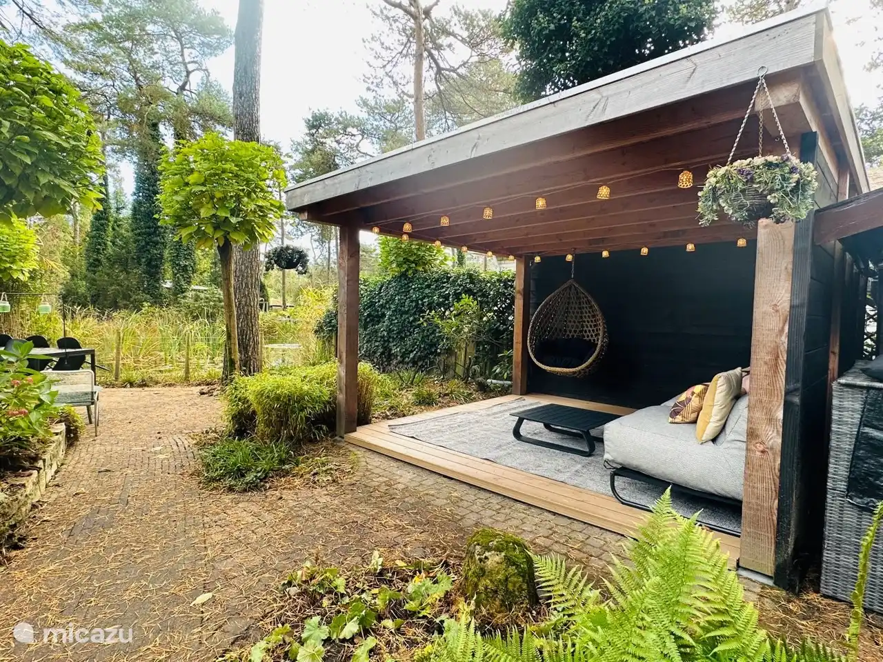 Riesige Pergola mit Blick auf den Teich
