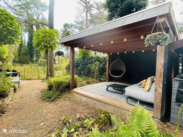 StayatSas Tiny House Pippa huren in Nederland, Gelderland, Doornspijk - chalet enorme pergola met uitzicht op de vijver
