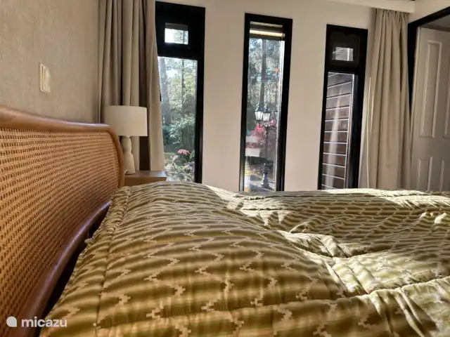 StayatSas Tiny House Pippa huren in Nederland, Gelderland, Doornspijk - chalet Heerlijk deze slaapkamer met uitzicht op de bomen en grote inbouw schuifkasten!