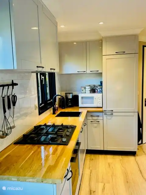 Sehr geräumige, voll ausgestattete sehr umfangreiche Küche