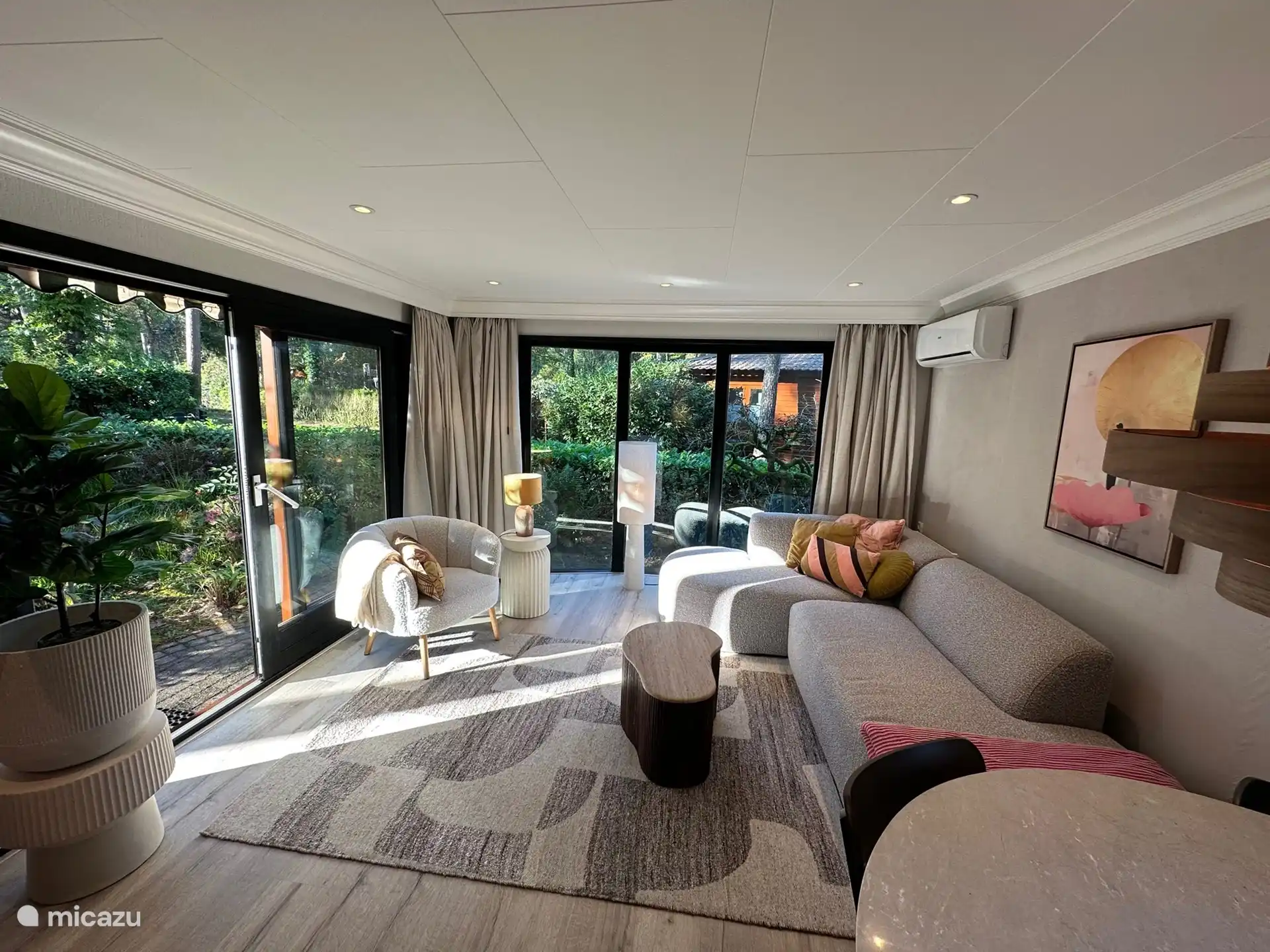 Nachmittags fällt das Licht sehr schön ein und man blickt über den schönen Garten!