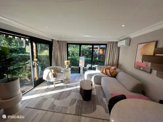 StayatSas Tiny House Pippa huren in Nederland, Gelderland, Doornspijk - chalet in de middag valt het licht heel mooi naar binnen en kijk je over de schitterende tuin!