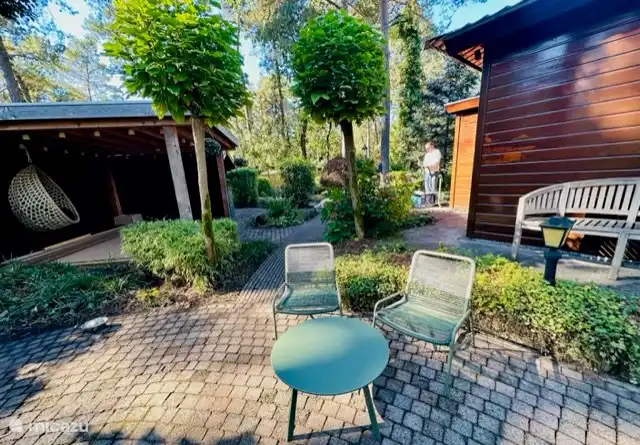 Lounge-Sitzgelegenheit am Teich auf großer Sonnenterrasse