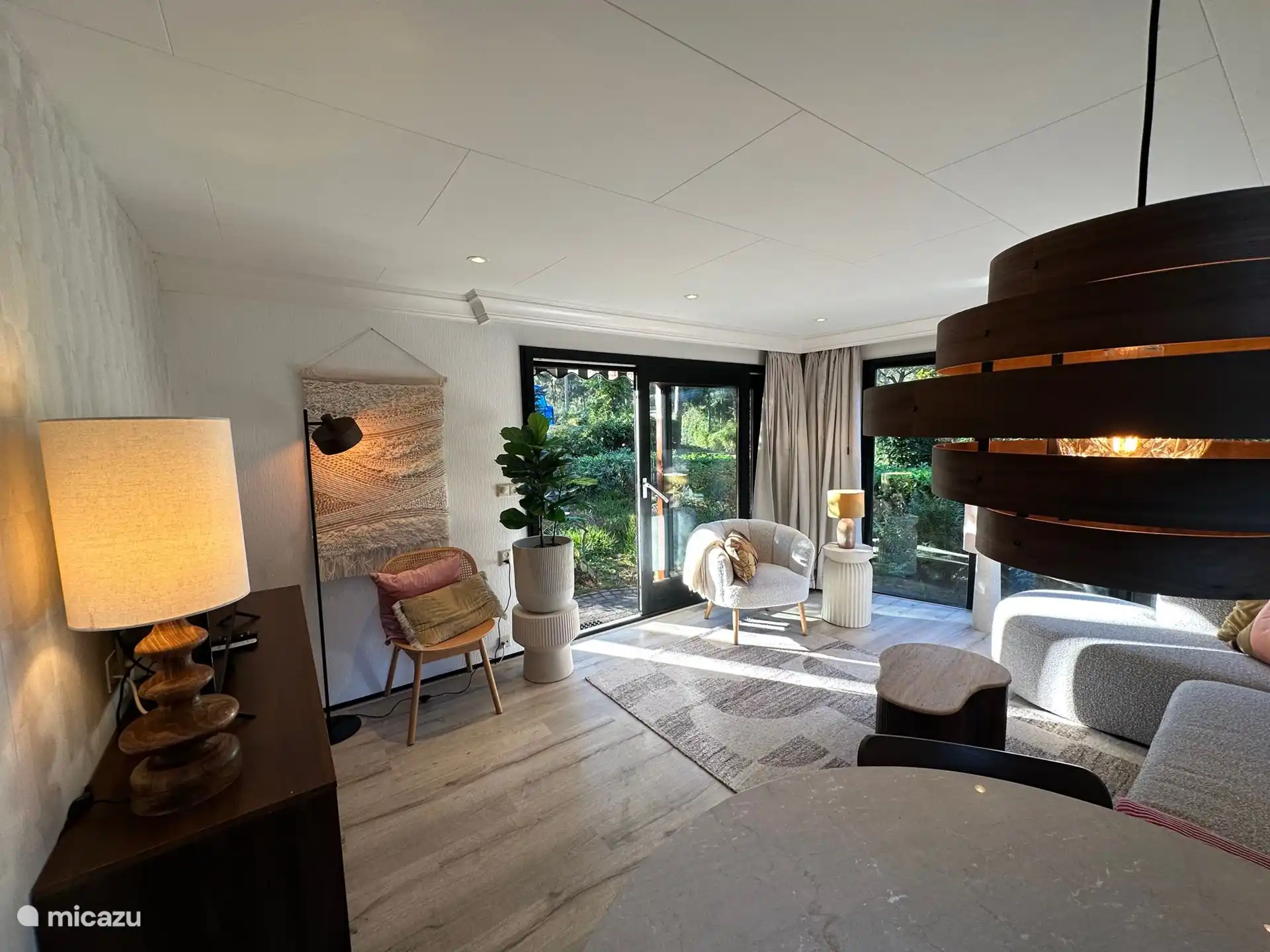 Gutes Essen am runden Marmortisch!