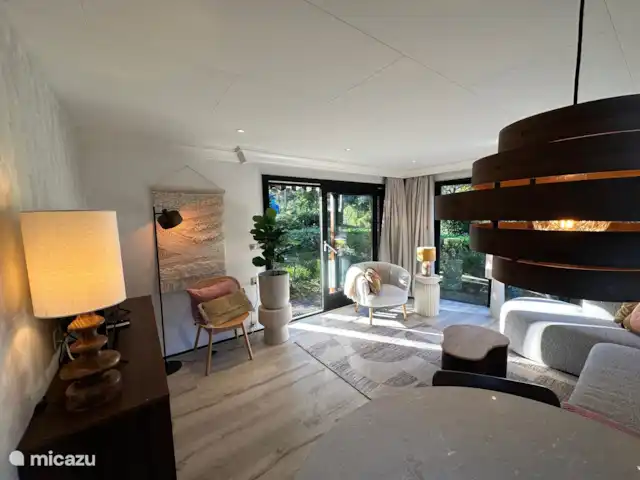 StayatSas Tiny House Pippa huren in Nederland, Gelderland, Doornspijk - chalet lekker eten aan de ronde marmeren tafel!