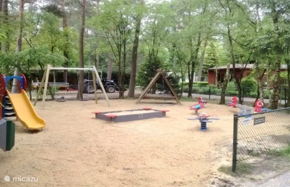Im Park gibt es einen großen Spielplatz 
