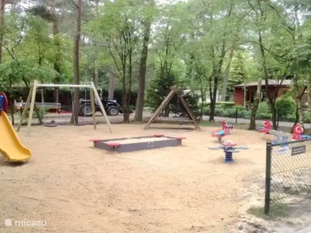 StayatSas Tiny House Pippa huren in Nederland, Gelderland, Doornspijk - chalet Er is een grote speeltuin op het park