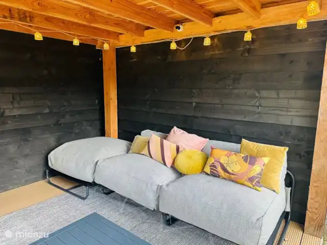 StayatSas Tiny House Pippa huren in Nederland, Gelderland, Doornspijk - chalet enorme loungebank onder overdekte pergola
