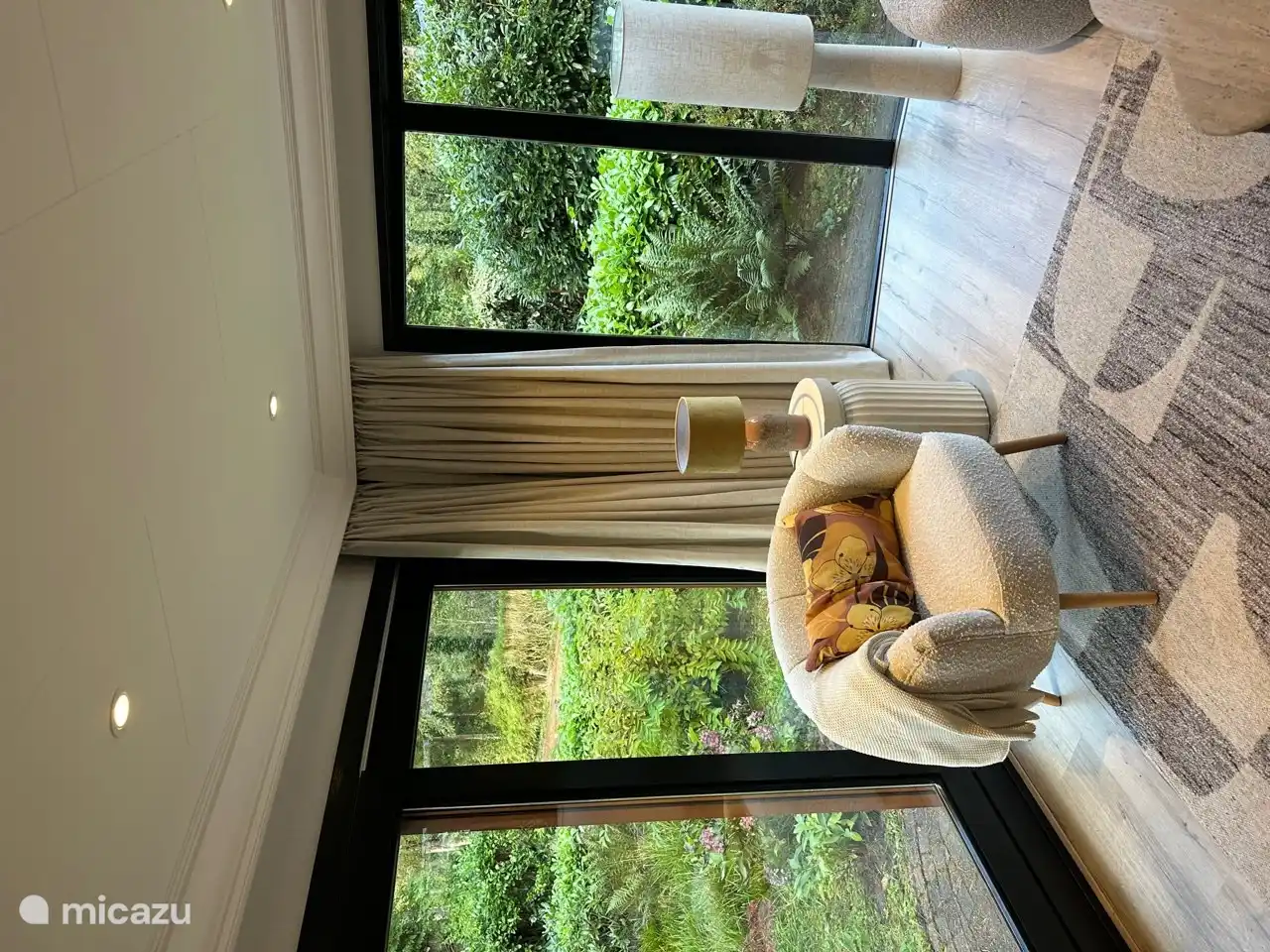 Wohnzimmer mit Blick auf den Garten