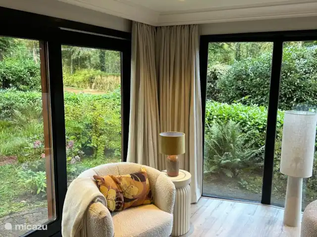 StayatSas Tiny House Pippa huren in Nederland, Gelderland, Doornspijk - chalet woonkamer met uitzicht op de tuin