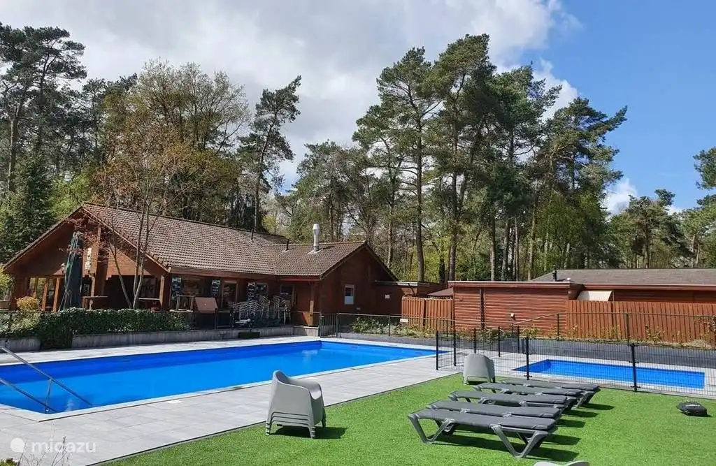 Genießen Sie das Schwimmen im Freien vom 1. April bis 1. Oktober!