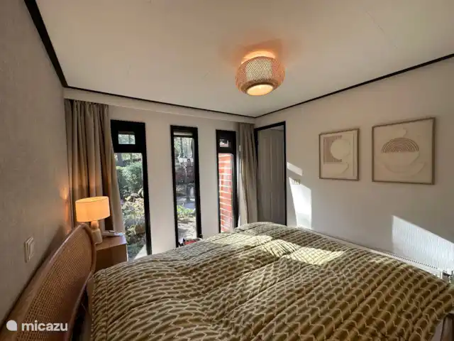 StayatSas Tiny House Pippa huren in Nederland, Gelderland, Doornspijk - chalet 's ochtends wakker worden met de vogeltjes terwijl de zon schijnt in dit heerlijke tweepersoonsbed met nieuwe matrassen en kussens!