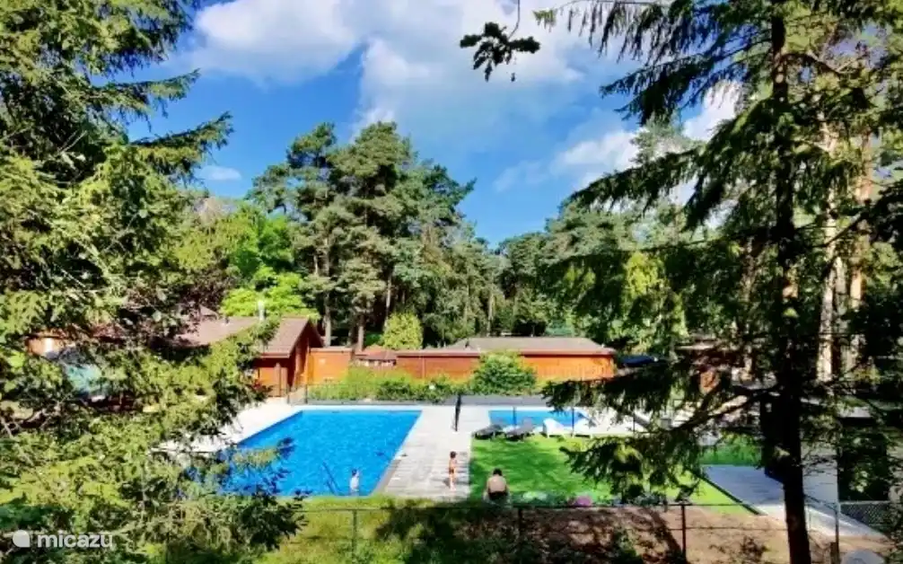 Im Park gibt es ein großes Freibad, das von Mai bis September geöffnet ist