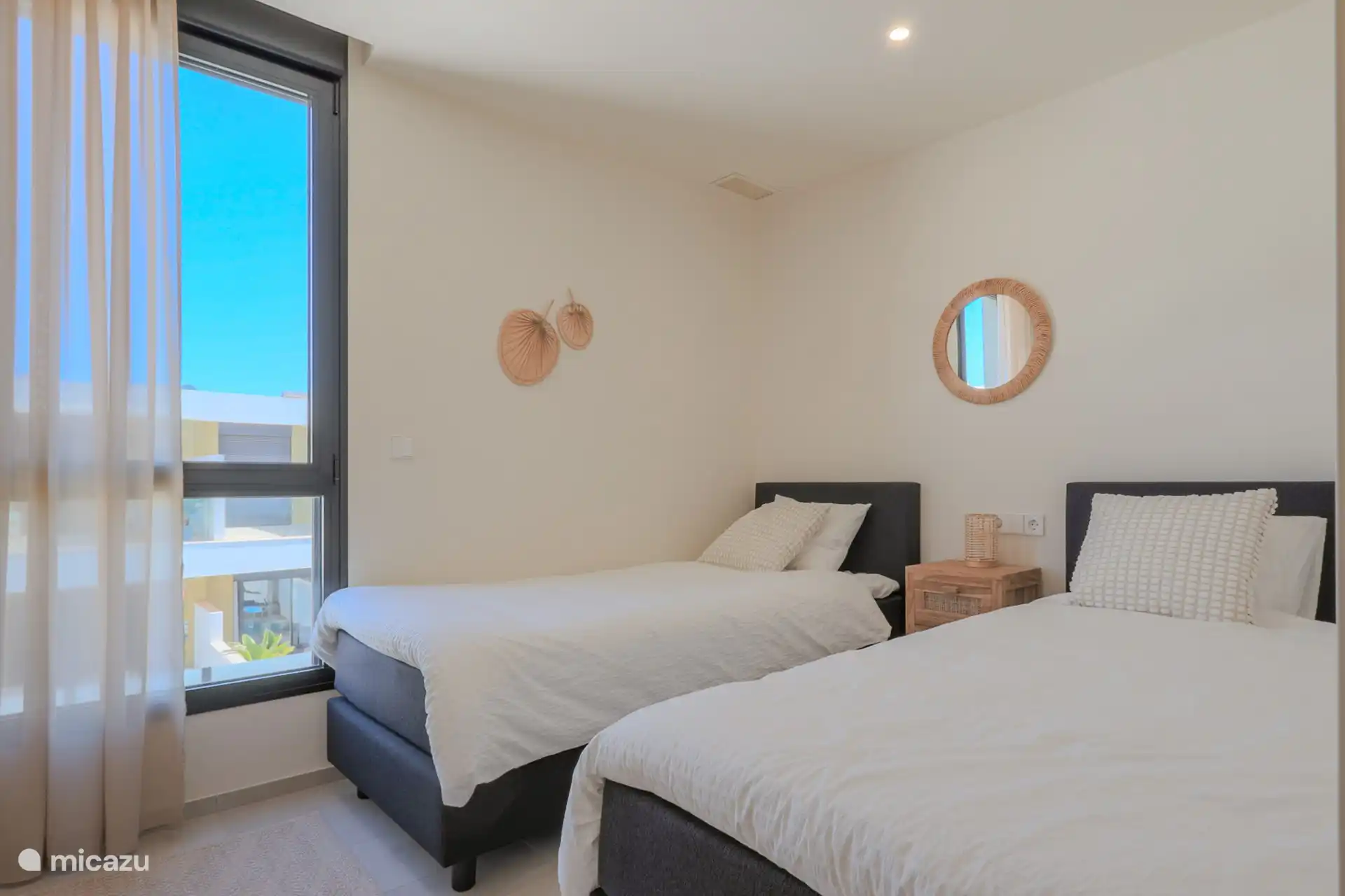 2nd bedroom, with 2 single beds