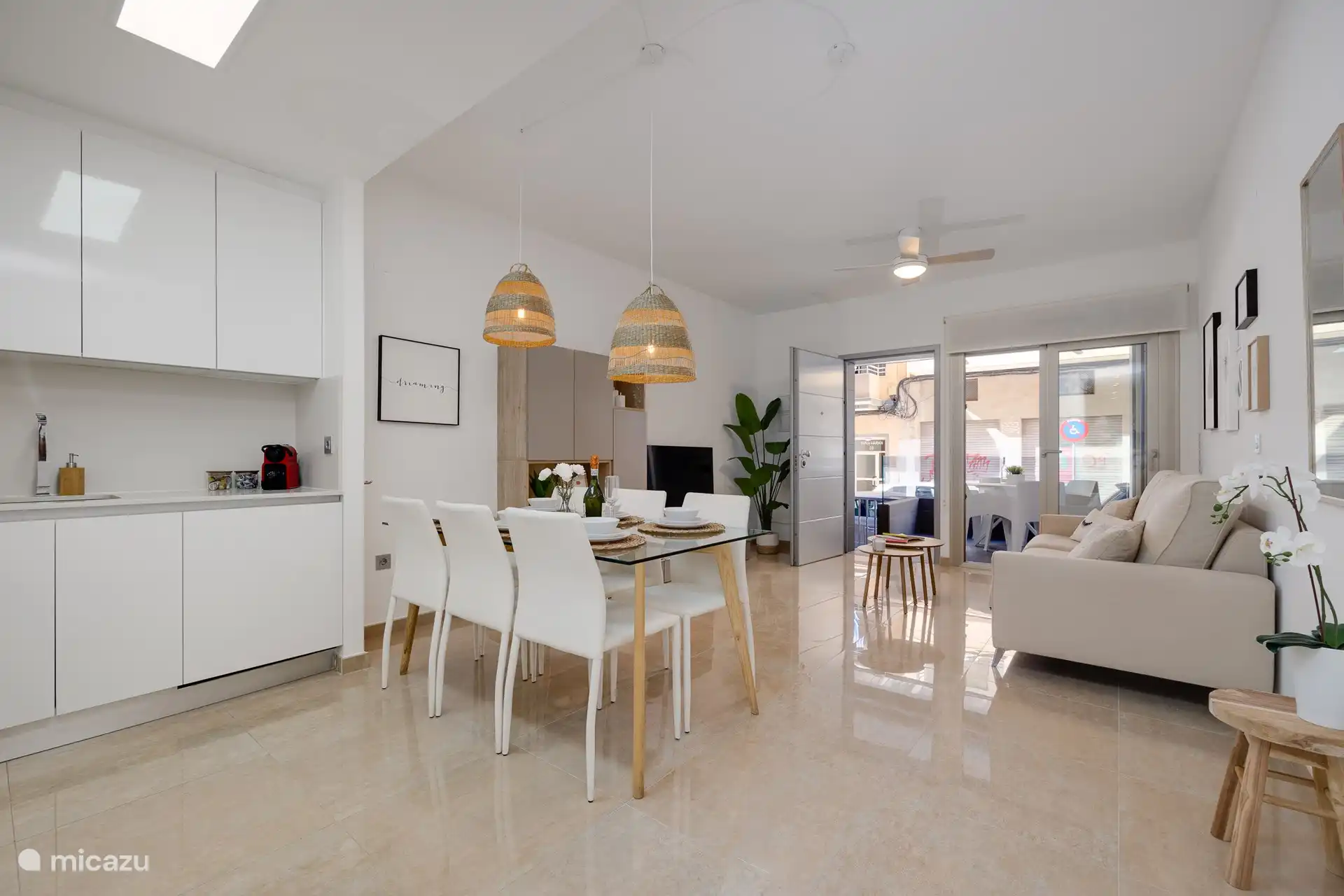 Wohnzimmer mit Zugang zur Terrasse.