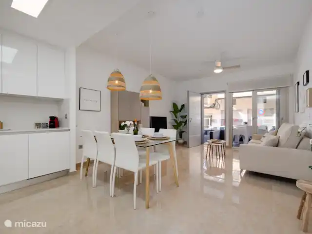 Casa Linda | Espagne, Costa Blanca, Torrevieja - appartement Salon avec accès à la terrasse.