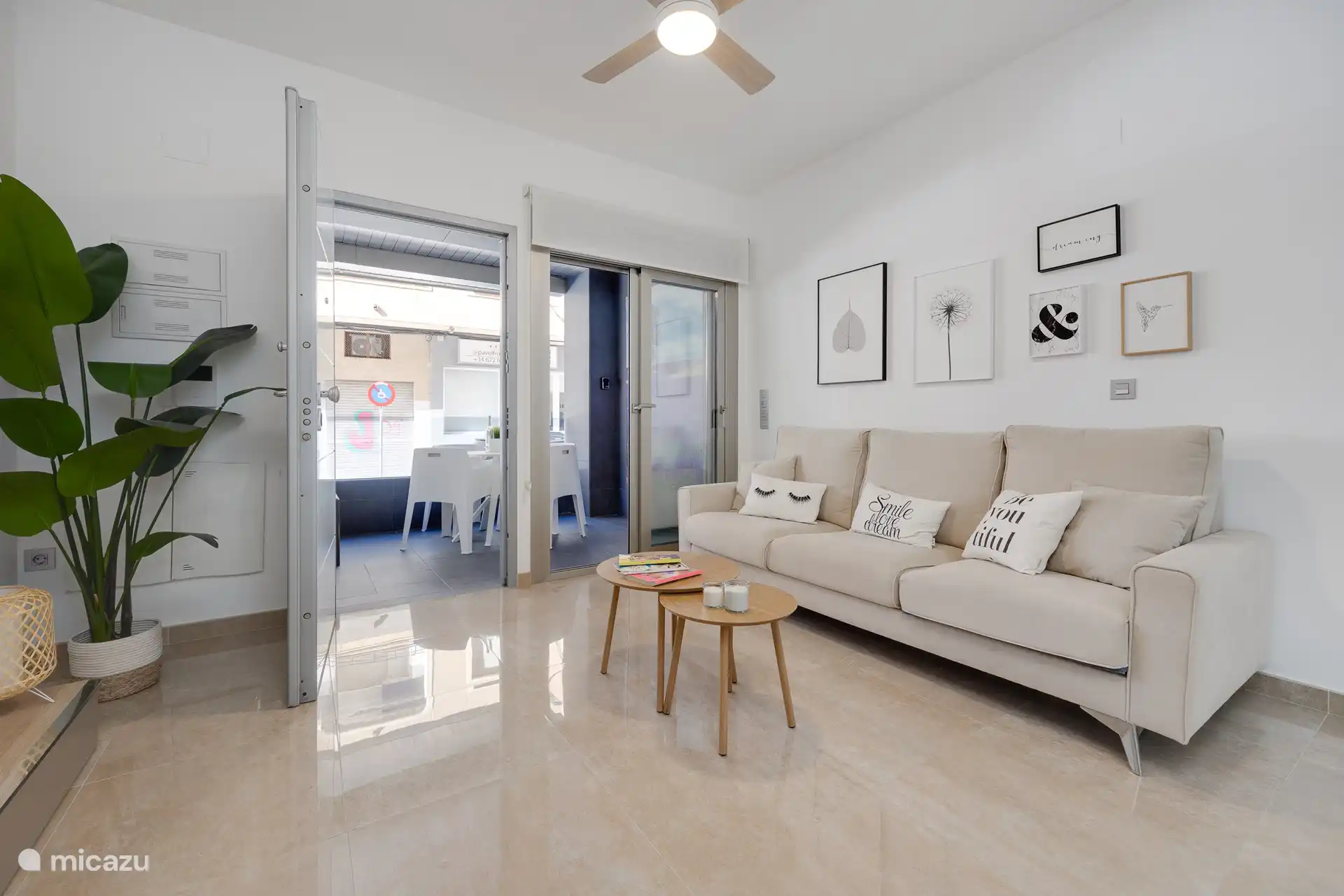 Großzügige Sitzecke mit Blick auf die Terrasse