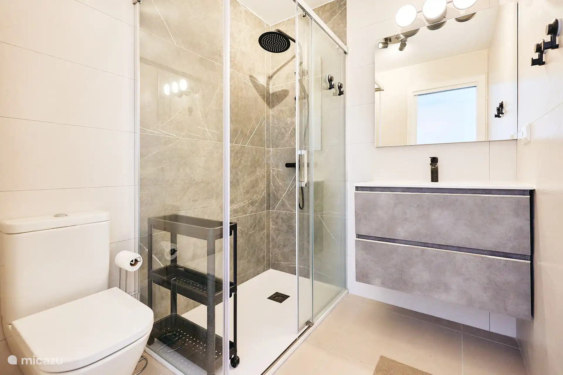 Badezimmer en-suite zum Hauptschlafzimmer