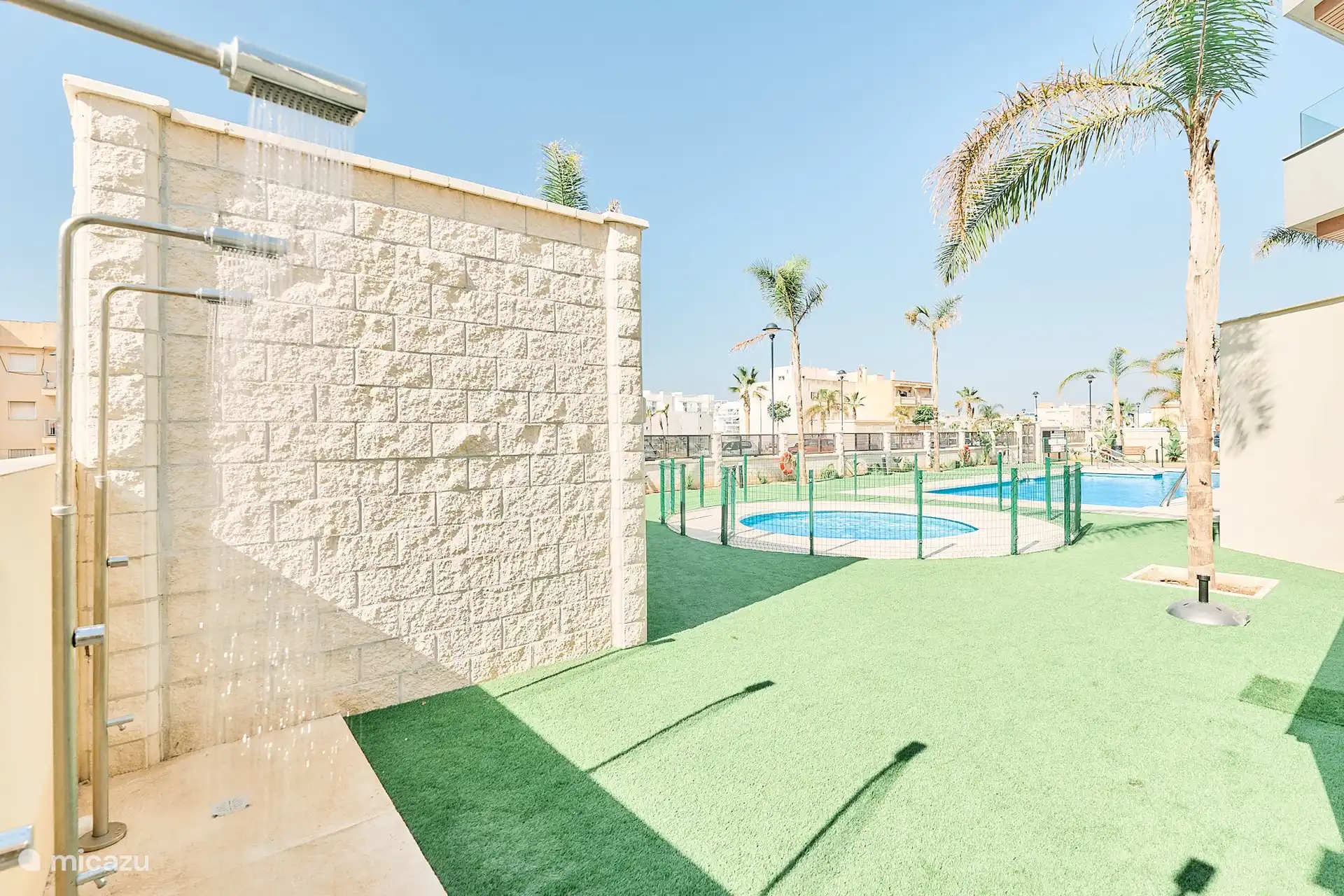 Außendusche am Gemeinschaftspool