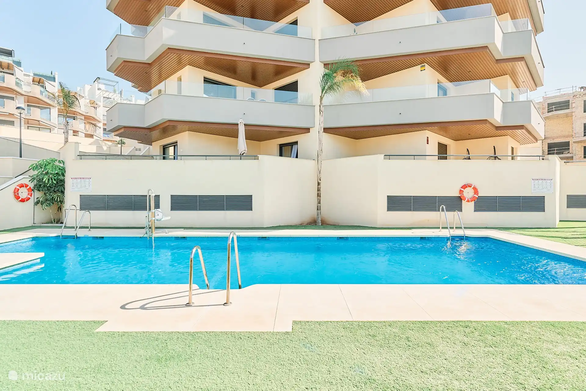 Vorderansicht des Anwesens mit Swimmingpool