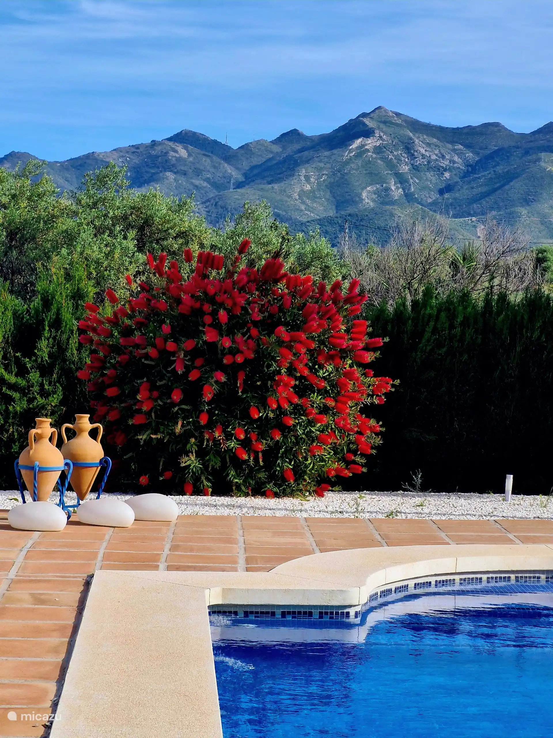 Uitzicht vanaf het zwembad op de Sierra de Mijas