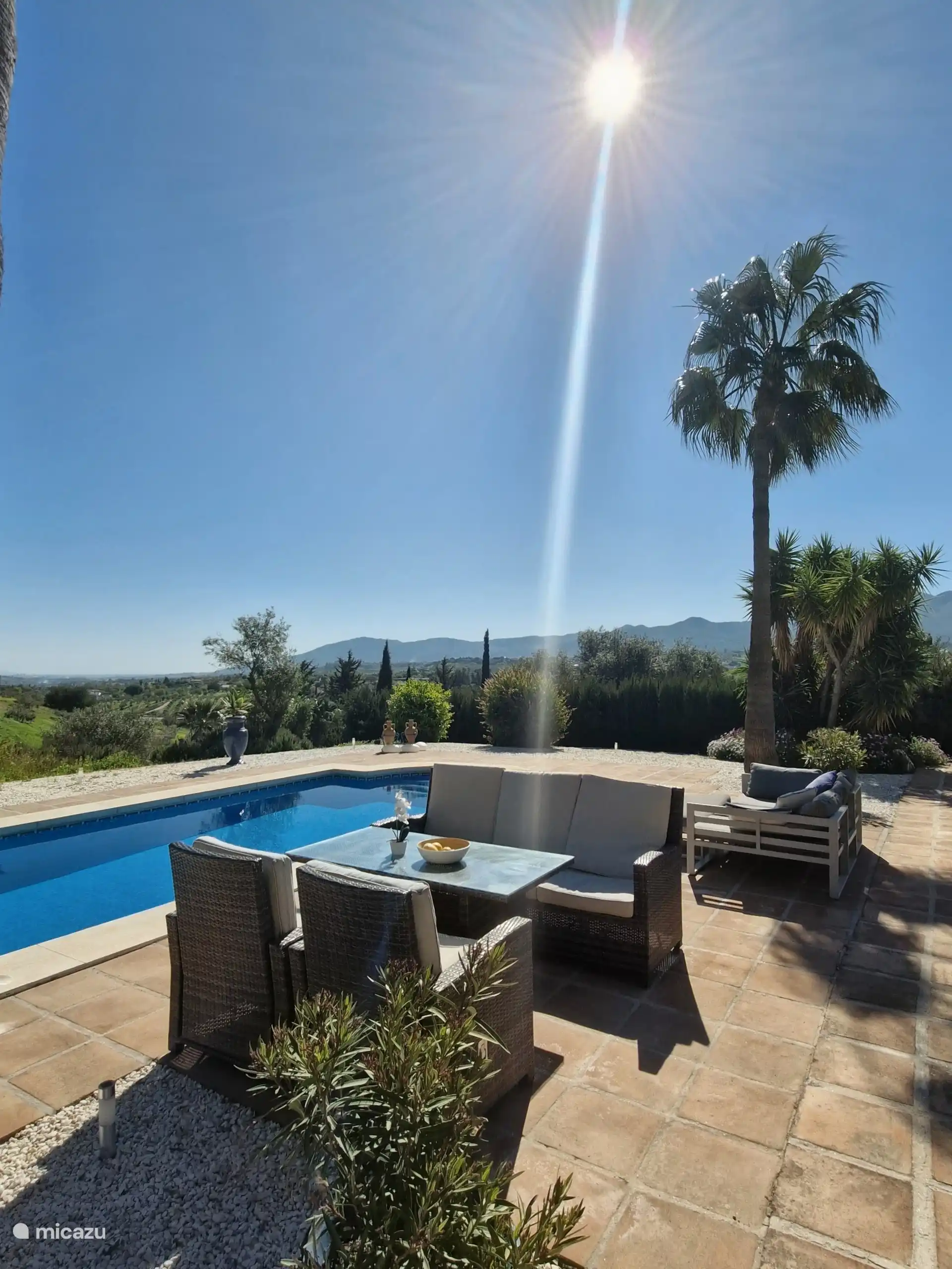 Fijn zitten en relaxe bij het zwembad 