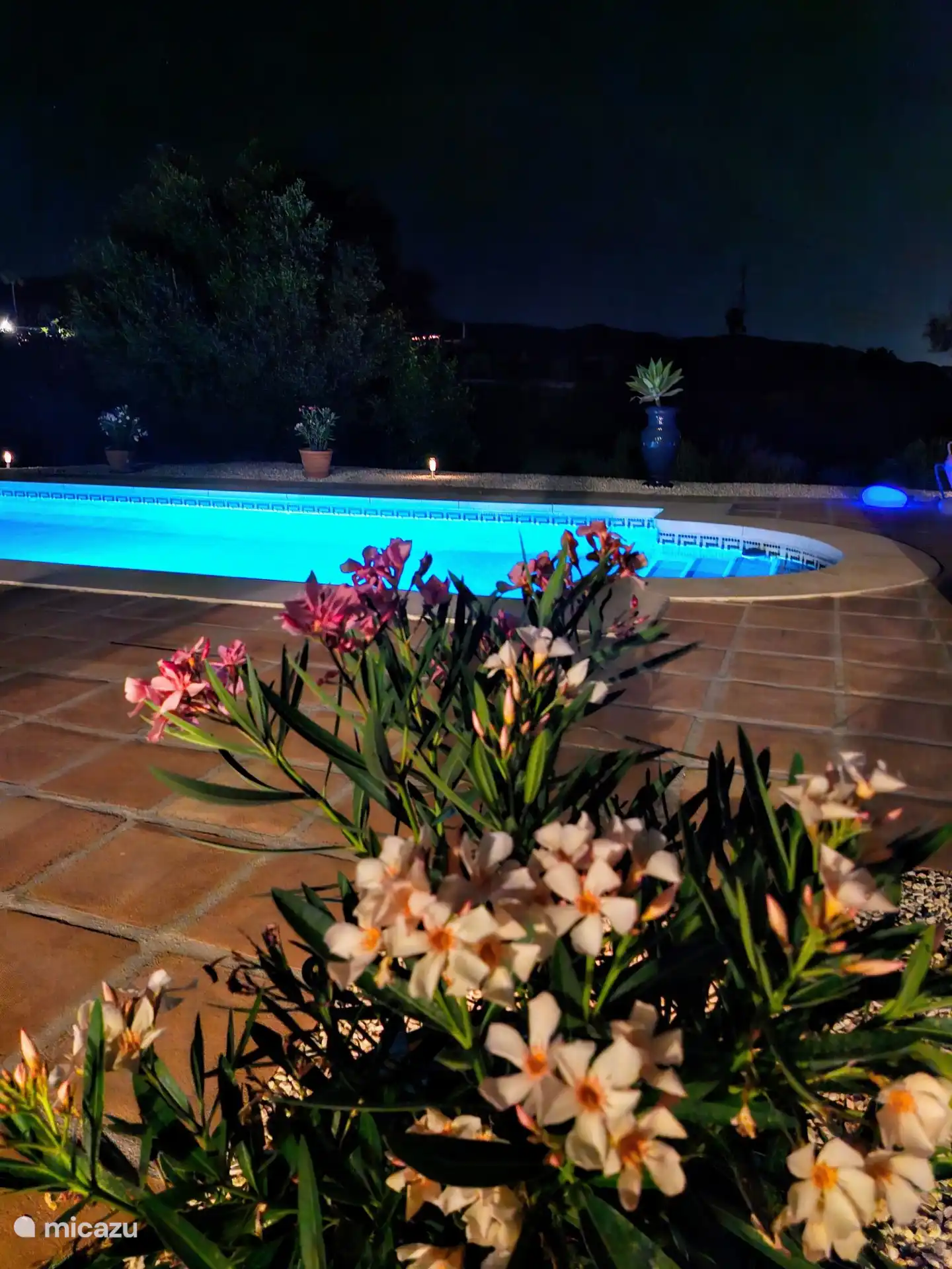 Nächtlicher Poolmoment eine ruhige, entspannende Atmosphäre mit Aussicht, die Ruhe und Luxus ausstrahlt. Perfekt, um zu sich selbst zu kommen!