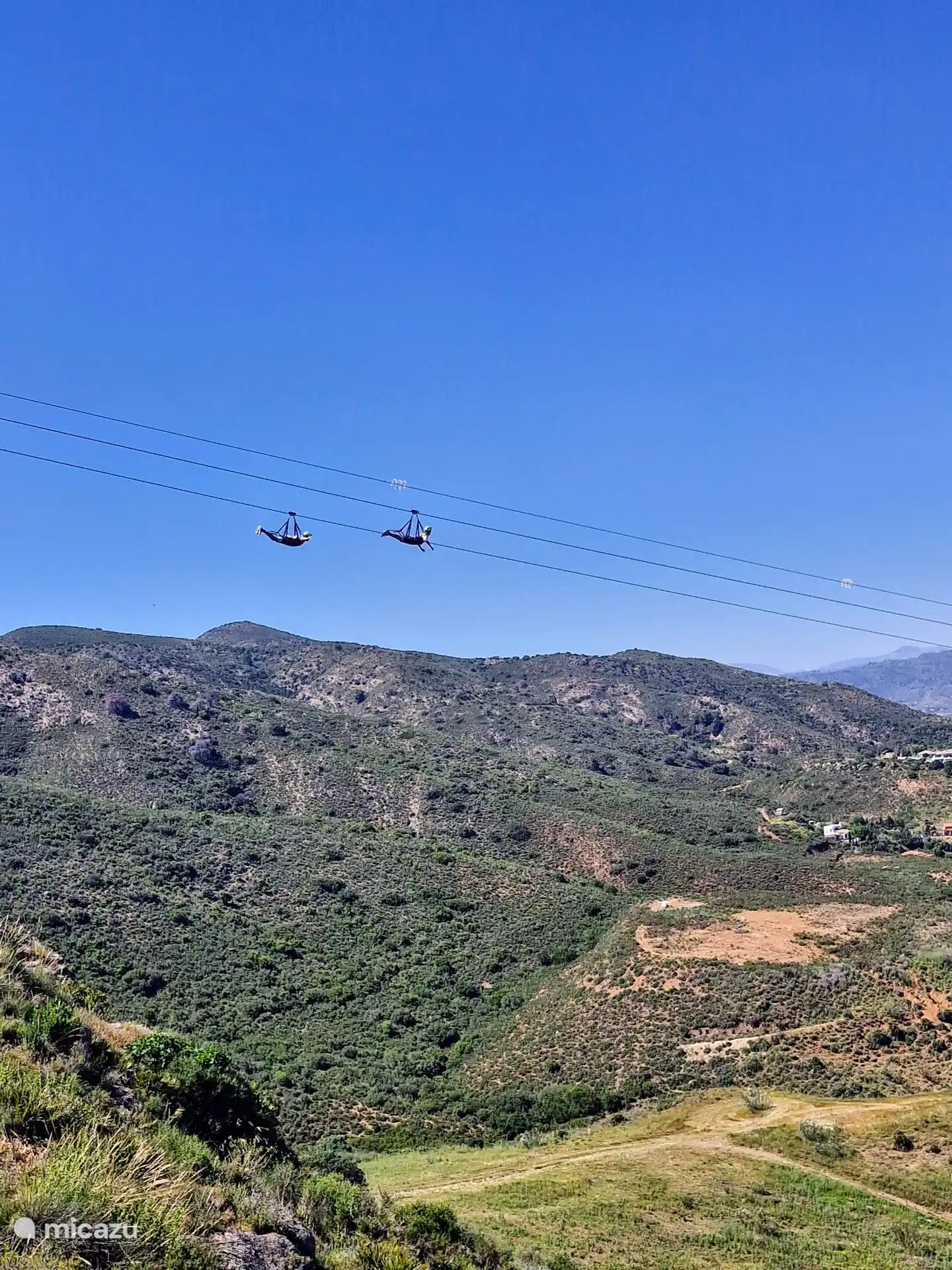 Die Zipline schwebt über der sonnenverwöhnten Landschaft der Costa del Sol und bietet Abenteuer, Geschwindigkeit und Panoramablicke, die Sie nicht so schnell vergessen werden. Ein Moment purer Freiheit.