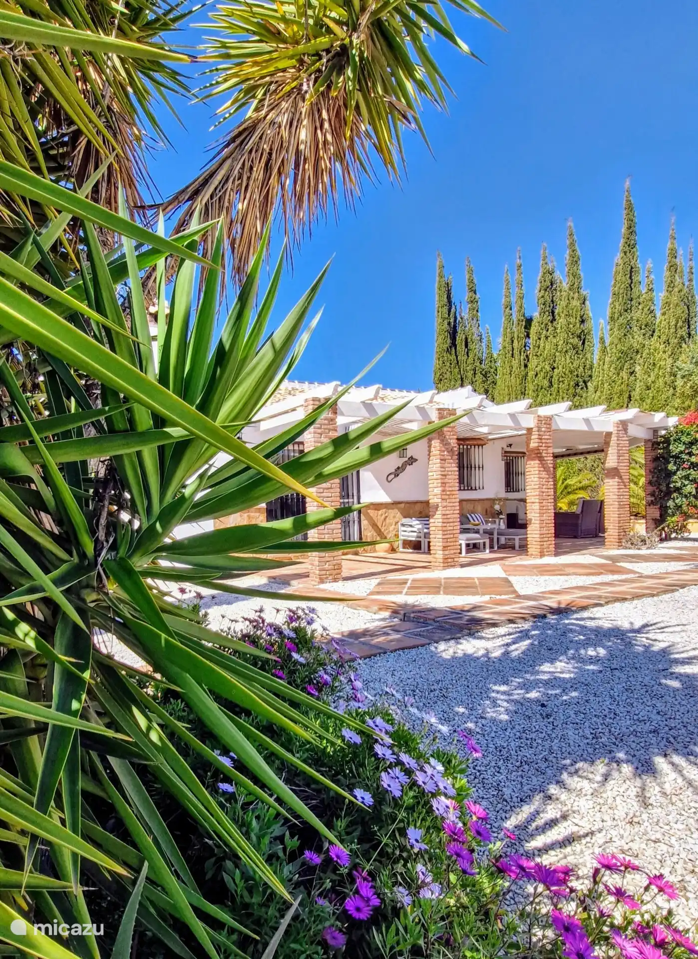 Das Ferienhaus strahlt Ruhe und Weite aus, umgeben von grüner Natur, die absolute Privatsphäre gewährleistet