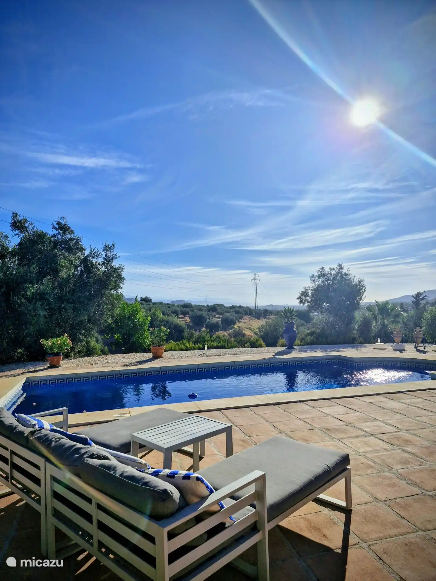Unser Schwimmbad mit Liegestühlen ist Ihr Ort zum Entspannen unter der andalusischen Sonne.