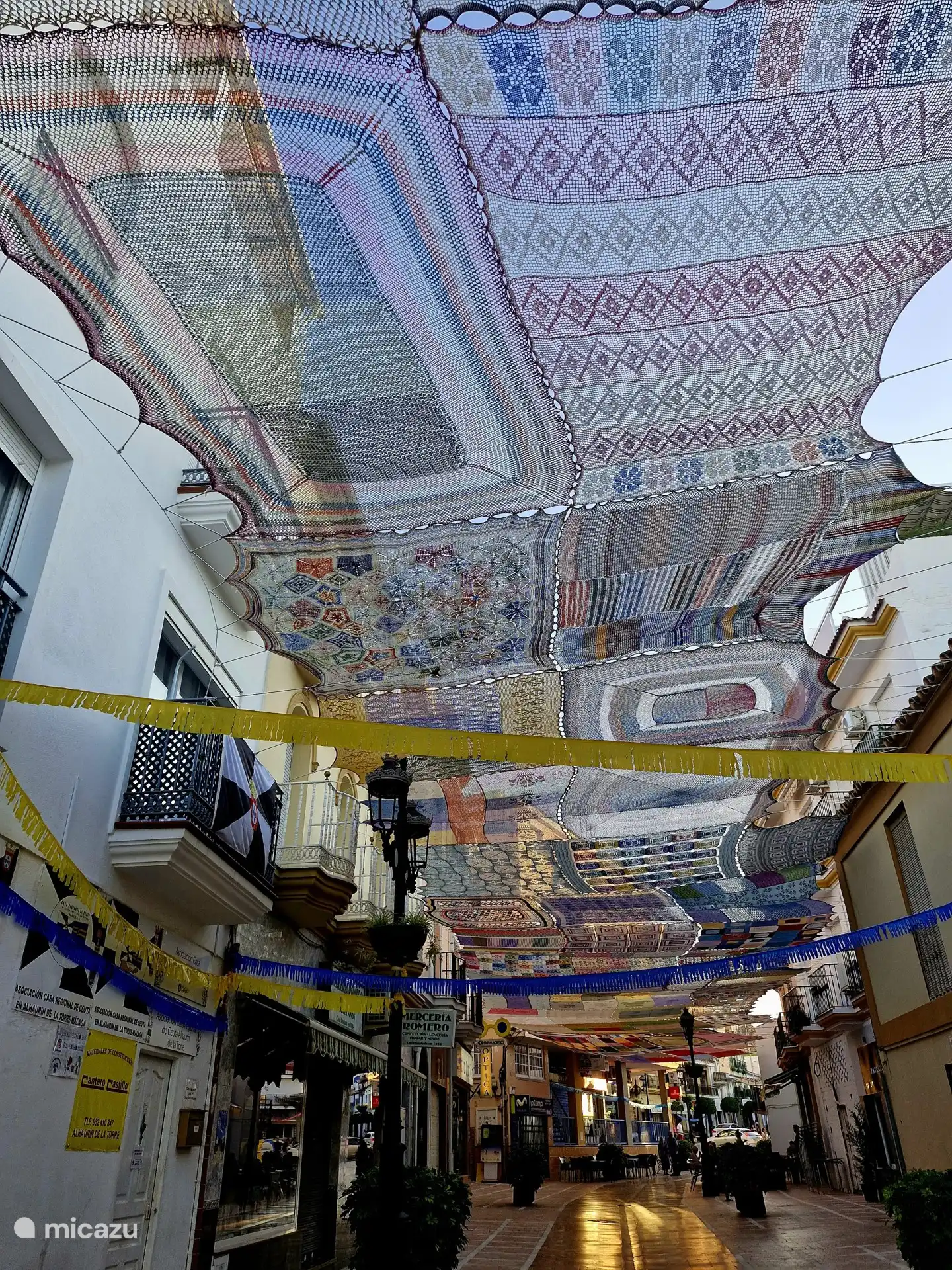 Alhaurin de la Torre, ein sonniger Blick über das Dorf mit seinen grünen Hügeln und mediterranem Charme. Ruhig, lebhaft und typisch andalusisch!