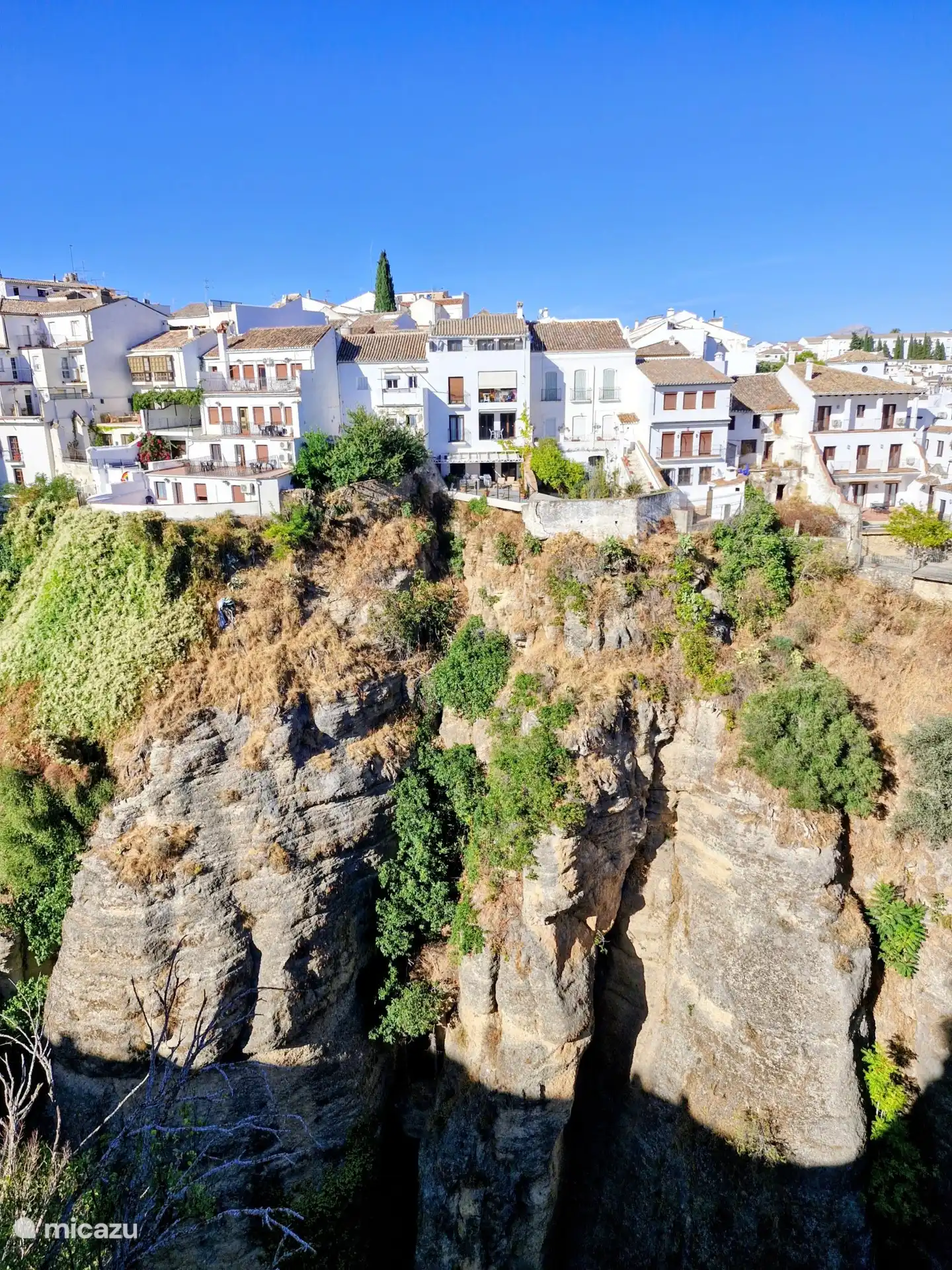 Hoch über der Schlucht El Tajo, mit der ikonischen Puente Nuevo im Hintergrund, versprüht Ronda Geschichte, Charme und andalusische Eleganz. Ein perfekter Tagesausflug voller Panoramen und weißer Straßen. 