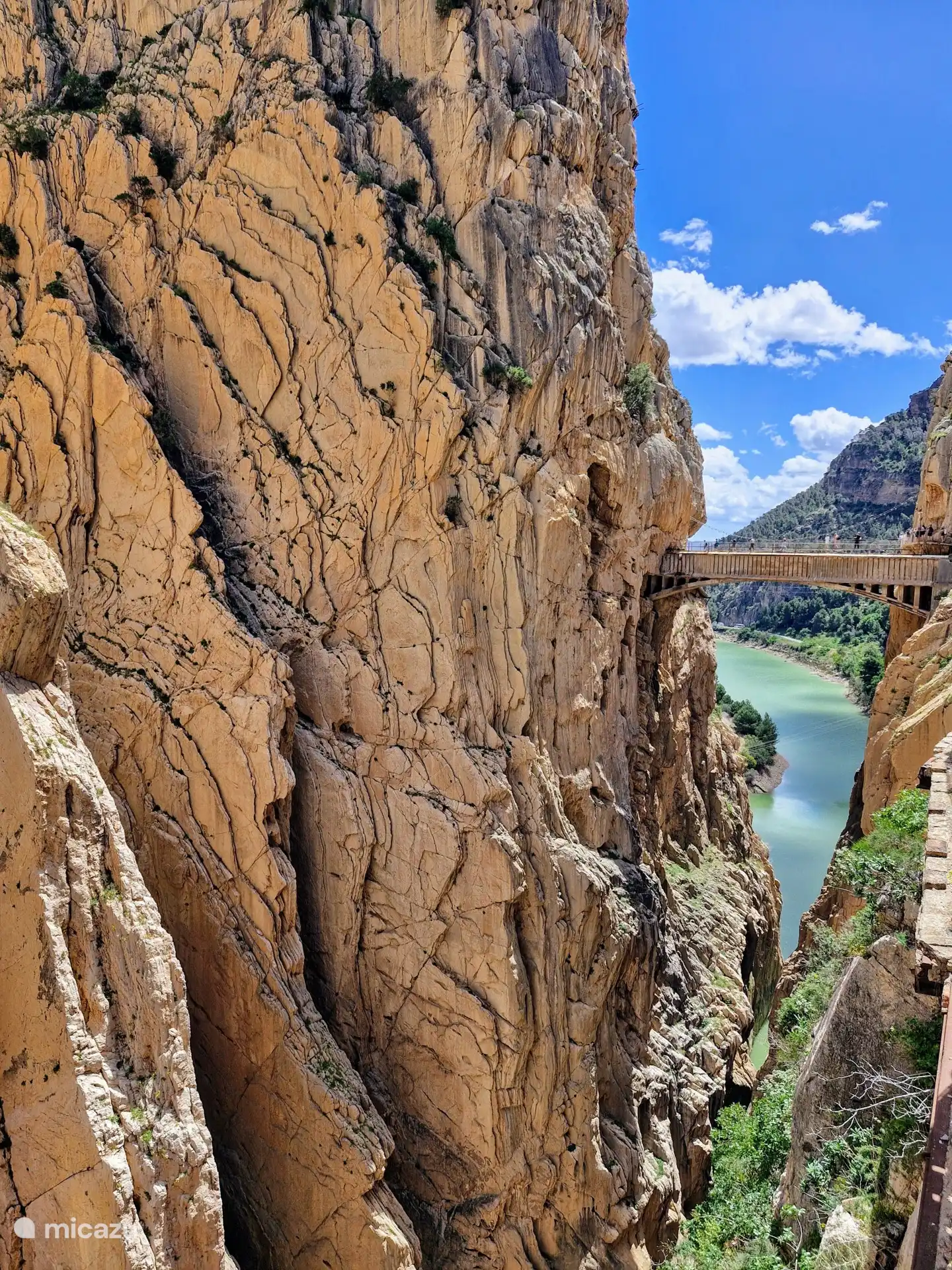 Beeindruckender Blick auf den Caminito del Rey, einen schmalen Pfad entlang steiler Klippen mit atemberaubendem Blick auf die zerklüftete andalusische Landschaft. Abenteuerlich und kultig!